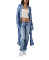 Cárdigan largo color celeste con textura acanalada, cuello camisero y cierre frontal con botones.