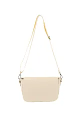 Bandolera de tamaño pequeño con solapa frontal, confeccionada en material texturizado. Cuenta con una correa larga ajustable de cinta tejida y herrajes metálicos plateados.