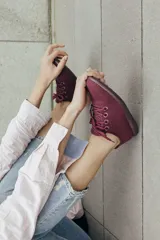 Zapatilla de diseño minimalista confeccionada en lana merino, con cordones al tono y suela de EVA. Presenta un estilo atemporal y versátil, ideal para uso diario.