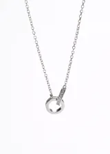 Collar de plata 925 con cadena tipo forcé y dije compuesto por dos aros entrelazados, uno de ellos decorado con zirconias incrustadas.
