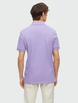 Polo de manga corta BOSS confeccionado en tejido de algodón piqué, con cuello clásico, cierre frontal de dos botones y logo bordado en el pecho.