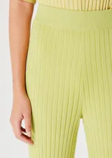 Pantalón de punto acanalado color rosa, de corte recto y tiro alto.