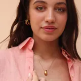 Aros dorados con diseño de triple aro abierto.