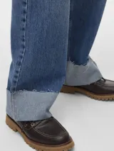 Jean recto de tiro medio, color azul denim medio, con puños doblados en el bajo.