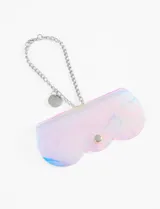 Estuche para lentes de sol transparente con efecto iridiscente y cierre con broche metálico. Incluye cadena plateada con dije circular.