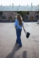 Buzo de punto azul celeste, corte holgado y corto, con cuello redondo y mangas cortas. Presenta un acabado suave y cepillado.