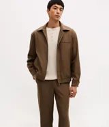 Pantalón de vestir masculino con corte recto y diseño sastre. Presenta cintura con pasantes, cierre tradicional y bolsillos laterales. Confeccionado en tejido de poliéster con un toque de elastano para mayor comodidad.
