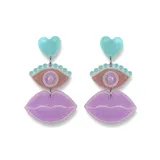 Par de aros colgantes con forma de corazón celeste, ojo color durazno y boca color lila con glitter.