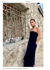 Vestido largo strapless de terciopelo azul marino con spandex.