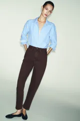 Jeans de tiro alto con corte mom fit, cinco bolsillos y cierre frontal con cremallera y botón.
