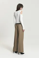 Pantalón de vestir color marrón claro, de lana con pinzas delanteras, corte sastrero, bolsillos laterales y ojal trasero.