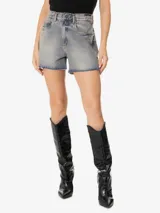 Short de jean celeste con lavado gastado, tiro alto, corte recto y ruedo desflecado.