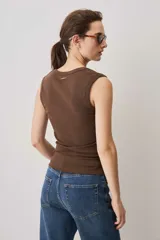 Musculosa negra de algodón con escote en V pronunciado.