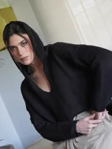 Sweater negro de tejido de punto con capucha y escote en V.