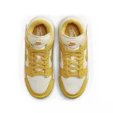 Championes Nike Dunk Low Twist, color amarillo mostaza y blanco hueso, con detalles en amarillo translúcido en el swoosh y capas superpuestas. Presentan una suela blanca y amarilla.
