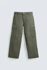 Pantalón cargo de corte recto confeccionado en tejido de algodón. Presenta bolsillos laterales con solapa en las perneras, bolsillos frontales y bolsillos traseros de vivo. Cuenta con cierre frontal de cremallera y botón.
