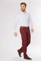Pantalón de gabardina de corte recto y cinco bolsillos, con diseño liso y trabillas para cinturón.