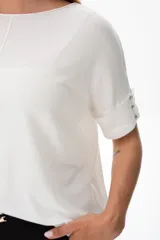 Remera blanca de viscosa con escote redondo y mangas cortas con detalle de botones.