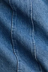 Vestido corto de denim de algodón con cuerpo entallado, cuello redondo, mangas cortas abullonadas y pollera acampanada con paneles y frunces.