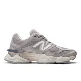 Championes urbanos New Balance modelo 9060, de color lila y gris, con parte superior de malla y superposiciones de gamuza. Incorporan entresuela de doble densidad con amortiguación ABZORB y SBS, y el icónico logotipo "N" en el lateral.