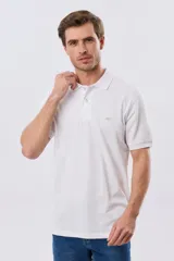 Remera polo lisa de piqué en color bordó, con cuello camisero, cierre frontal con botones y mangas cortas.