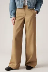 Pantalón chino color beige de corte ancho, con bolsillos laterales y traseros.