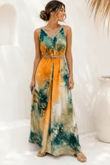 Vestido largo verde con diseño estampado tipo tie-dye y detalles dorados, de corte fluido, un solo hombro y diseño amplio.
