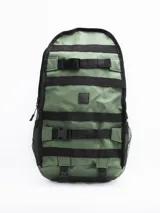 Mochila de estilo táctico color verde oliva, con múltiples correas ajustables frontales, hebillas de cierre rápido y bolsillos laterales de red. Cuenta con compartimentos principales con cierre y correas de hombro acolchadas.