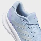 Championes de running Adidas Runfalcon 5, color celeste con detalles en lila y blanco. Presentan una parte superior de malla transpirable, mediasuela con amortiguación Cloudfoam y suela Adiwear resistente al desgaste.
