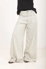 Pantalón de lino de corte amplio y tiro alto, con diseño de rayas verticales en color blanco y verde.