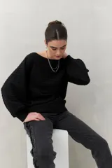 Sweater celeste tramado de silueta relajada, con combinación de texturas en el tejido y mangas abullonadas con puños elastizados.