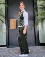 Pantalón de corte amplio y tiro medio, confeccionado en terciopelo color beige. Presenta cintura elástica con cordón ajustable y bolsillos laterales.