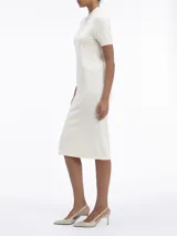 Vestido midi de lana merino color crema, con cuello alto y mangas cortas.