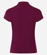 Blusa Cortelle de viscosa color bordó, con cuello alto, manga corta y textura acanalada, de diseño ajustado al cuerpo y terminación sin costuras.