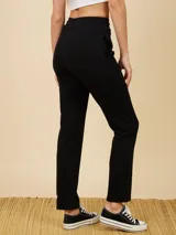 Pantalón deportivo recto color azul marino, con cintura ajustable con cordón.