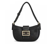 Bandolera mini color negro de David Jones Paris, con textura símil reptil, herrajes dorados y solapa frontal con cierre metálico rectangular.