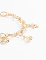 Pulsera plateada de eslabones grandes con cierre de mosquetón y cadena de alargue. Incluye dijes colgantes de corazón, cerezas y estrella con strass rosa.