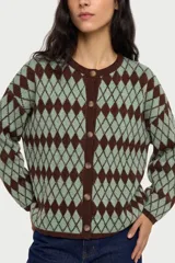 Saco tejido con diseño de rombos en tonos verde menta y marrón, con cuello redondo y cierre frontal de botones.