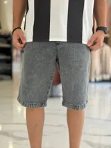 Bermuda de jean de corte baggy y tiro medio, con diseño clásico de cinco bolsillos y lavado claro.