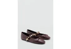 Zapato chatita de cuero sintético color marrón, con punta cuadrada, cordones decorativos en la capellada y una tira en el empeine adornada con tachas y argollas doradas.