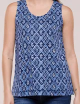 Blusa sin mangas de corte semi entallado, confeccionada en algodón con estampado geométrico en blanco y negro. Presenta escote redondo y largo hasta la cadera.