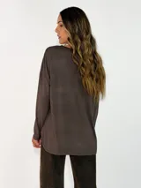 Blusa de satén color bordó, con escote en V, mangas largas y corte holgado.