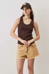 Musculosa blanca de corte clásico, con escote redondo y tirantes anchos.