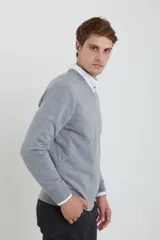 Sweater amarillo de tejido suave tipo cashmere, con escote en V.