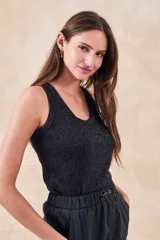 Top de algodón y lurex color beige claro, con escote redondo y tirantes anchos, de calce ajustado al cuerpo y tejido acanalado.