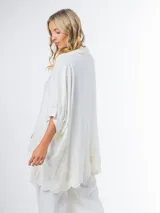 Maxi camisa color blanco de lino bordado con manga abullonada y calce amplio.