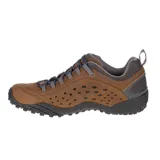 Championes de trekking Merrell modelo Intercept, color marrón con detalles en gris y negro. Confeccionados en cuero flor con paneles perforados para mayor ventilación, puntera resistente a la abrasión y suela Vibram de alto agarre.
