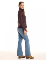 Polera de tejido fino, color rosado, con cuello alto, manga larga y detalle de tajo en los puños.