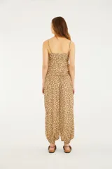 Pantalón babucha de tiro alto con estampado animal print, cintura elástica y puños ajustados en los tobillos. Cuenta con bolsillos laterales.