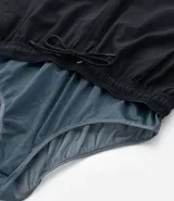 Bermuda masculina color beige, tipo boardshort, confeccionada en microfibra. Cuenta con cintura elástica, cordón ajustable y bolsillos.